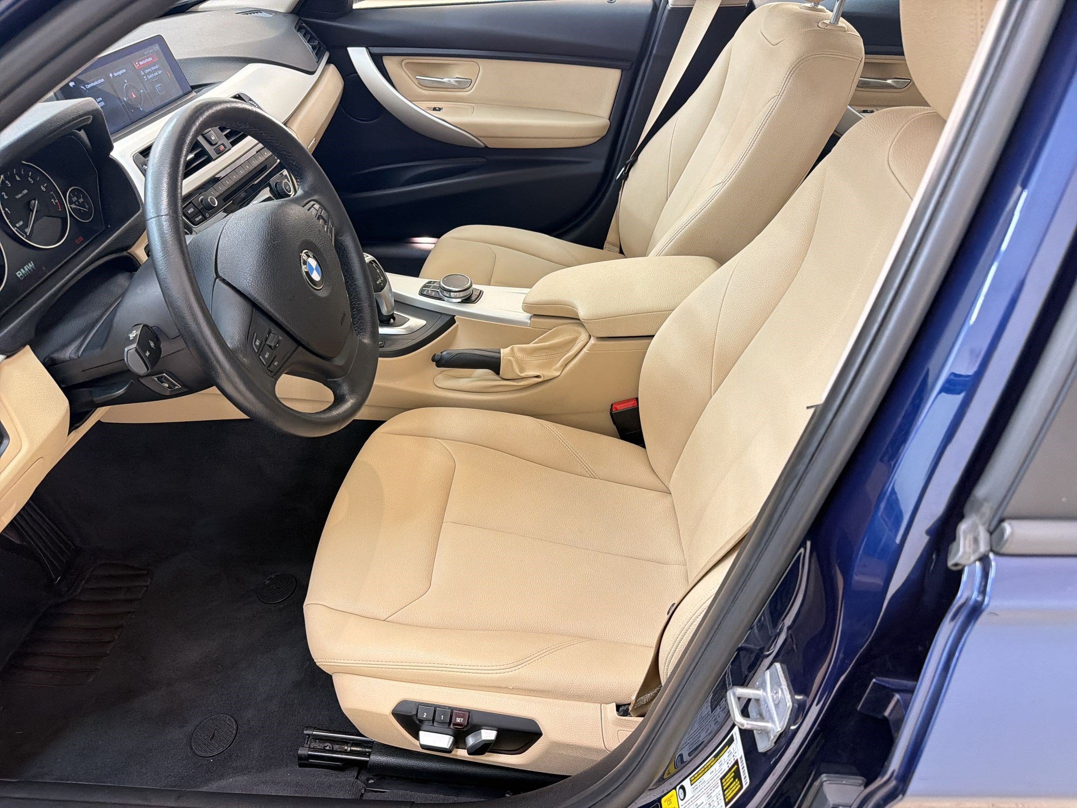 Used 2018 BMW 320i xDrive Sedan w/ Convenience Package AWD/4WD image 5