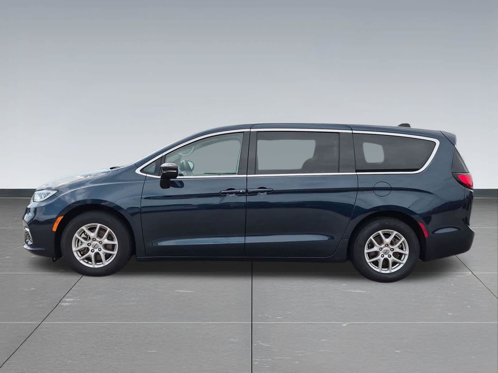 Used 2024 Chrysler Pacifica Touring-L FWD image 3
