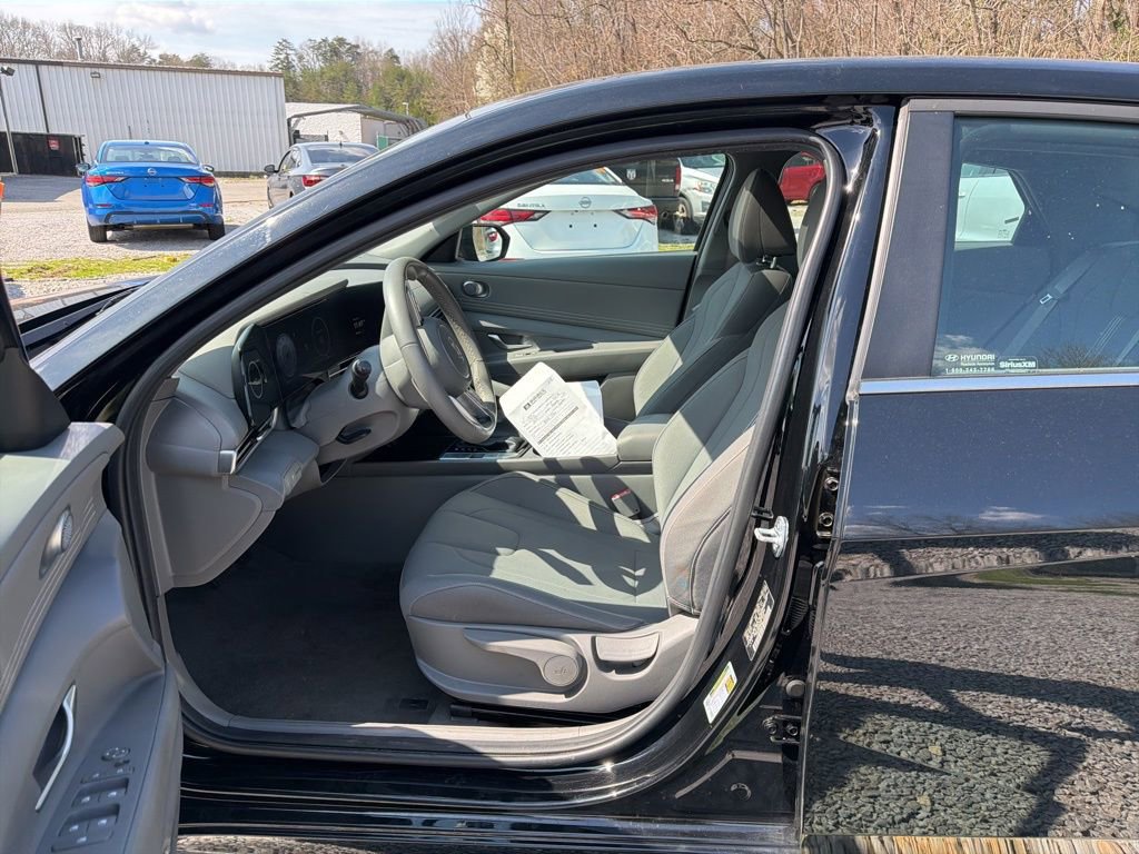 Used 2025 Hyundai Elantra SEL image 4