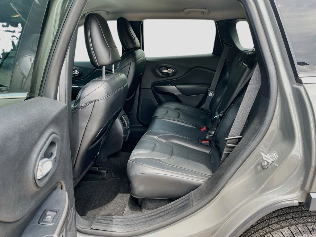 Used 2019 Jeep Cherokee Limited w/ Technology Group FWD image 24