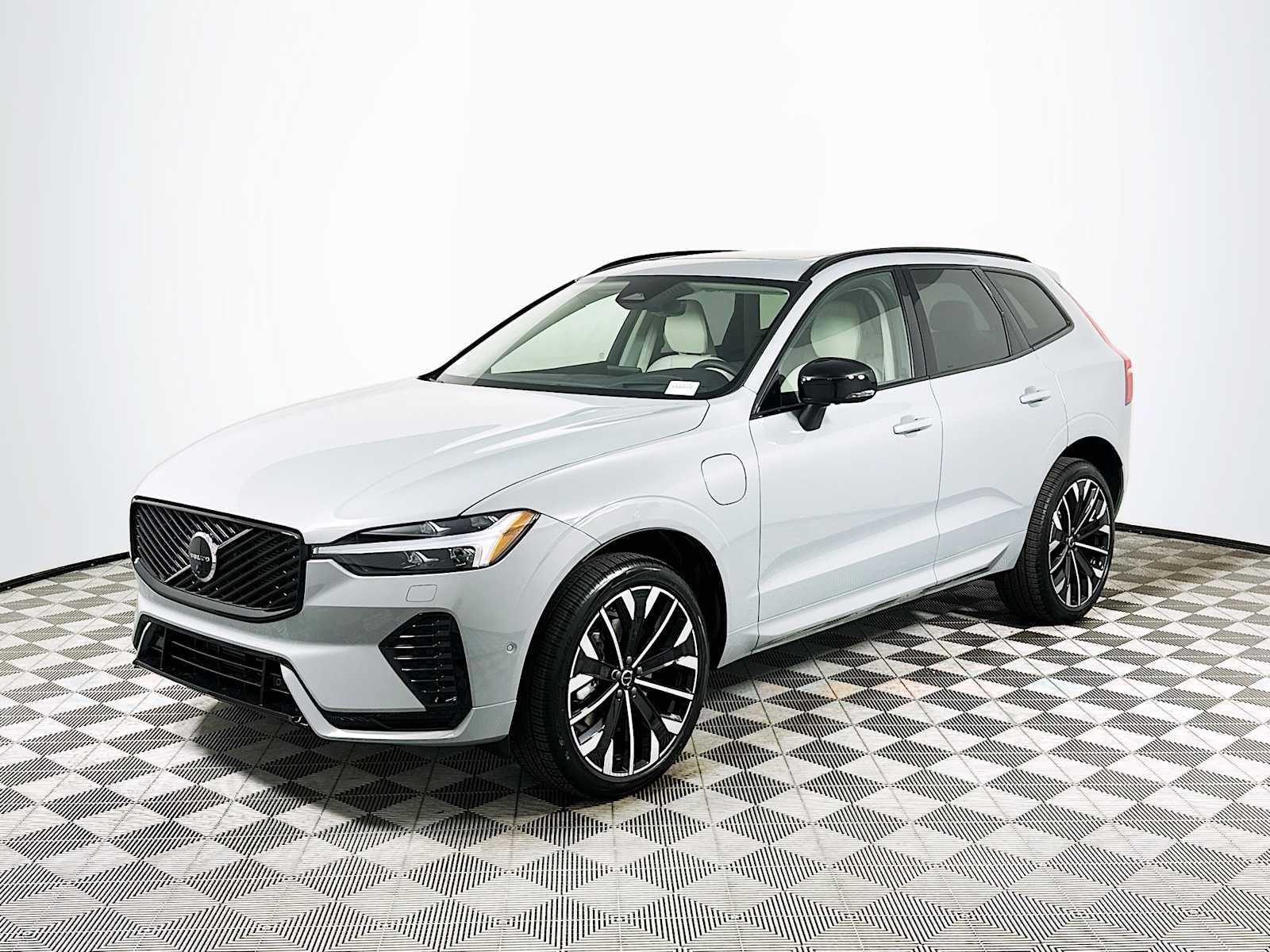 New 2026 Volvo XC60 T8 Ultra w/ Protection Package Premier image 3