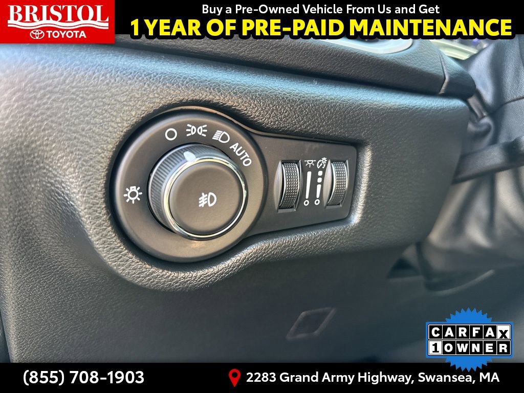 Used 2025 Chrysler Pacifica Select image 23