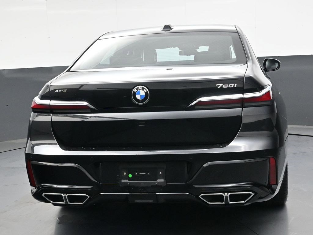 Used 2025 BMW 760i xDrive w/ Luxury Rear Seating Package AWD/4WD image 4