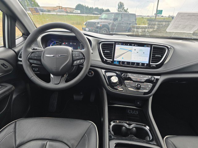 Used 2023 Chrysler Pacifica Limited w/ Uconnect Theater Family Group image 21