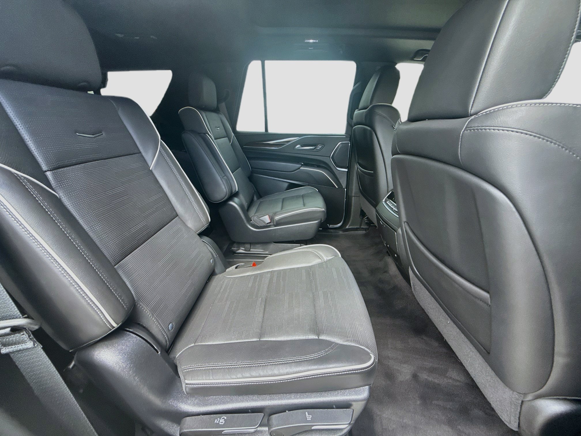 Used 2023 Cadillac Escalade Premium Luxury AWD/4WD image 27
