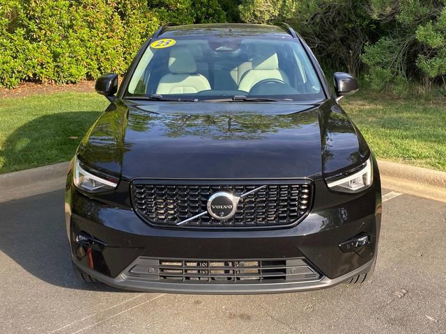 Used 2023 Volvo XC40 B5 Plus image 2
