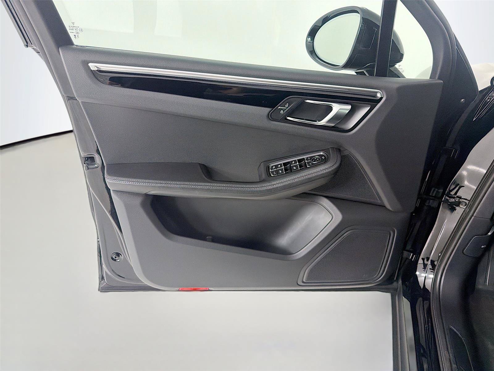 Certified 2023 Porsche Macan Turbo AWD/4WD image 6