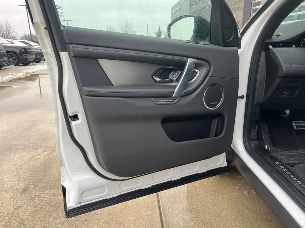 Used 2025 Land Rover Discovery Sport Dynamic SE image 12
