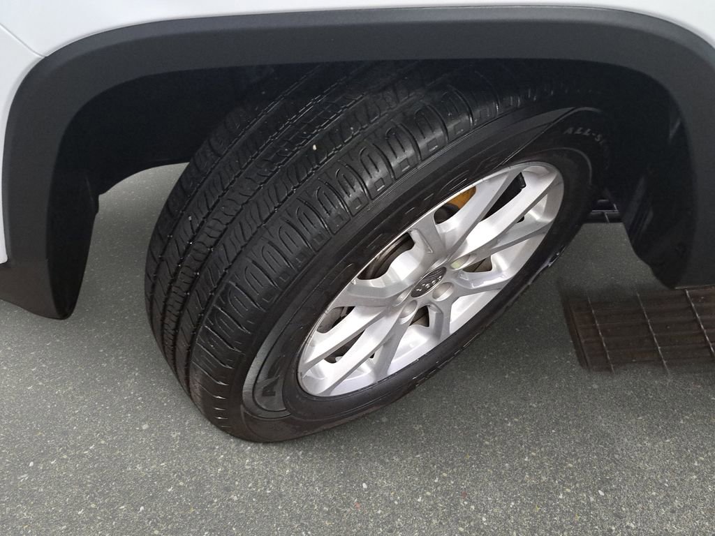 Used 2016 Jeep Cherokee Latitude w/ Cold Weather Group AWD/4WD image 32