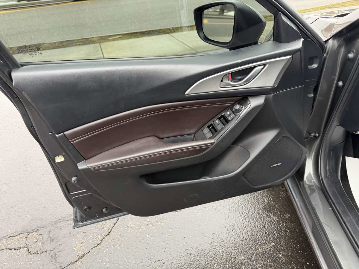 Used 2018 MAZDA MAZDA3 Touring image 11