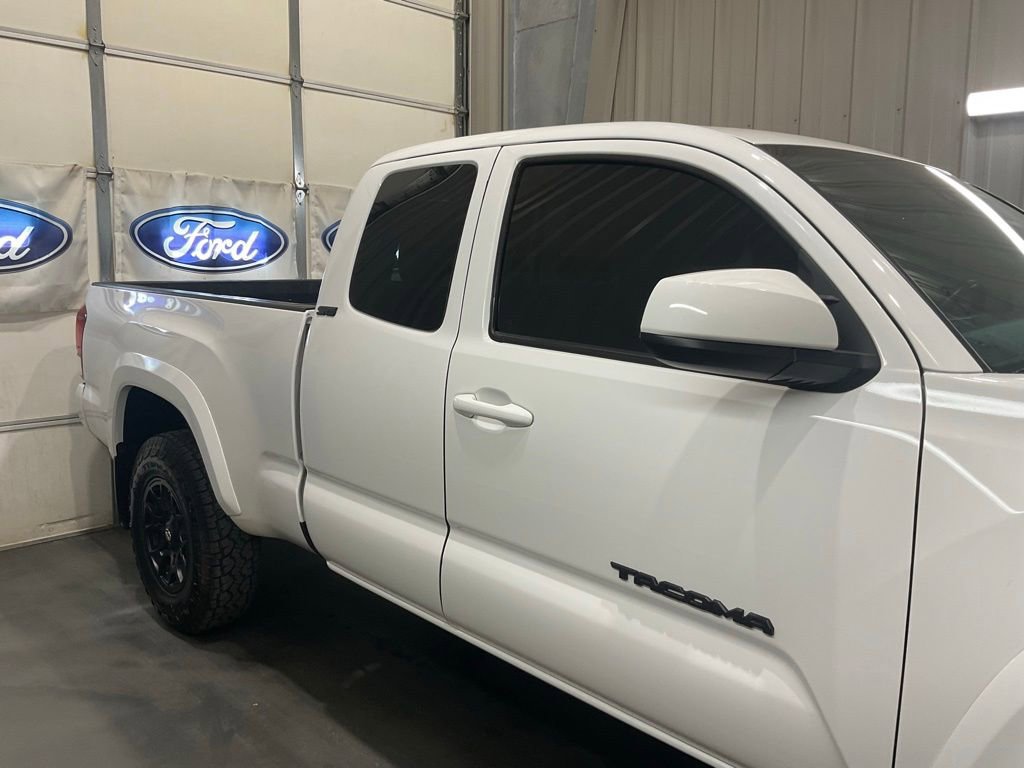 Used 2022 Toyota Tacoma SR5 AWD/4WD image 4