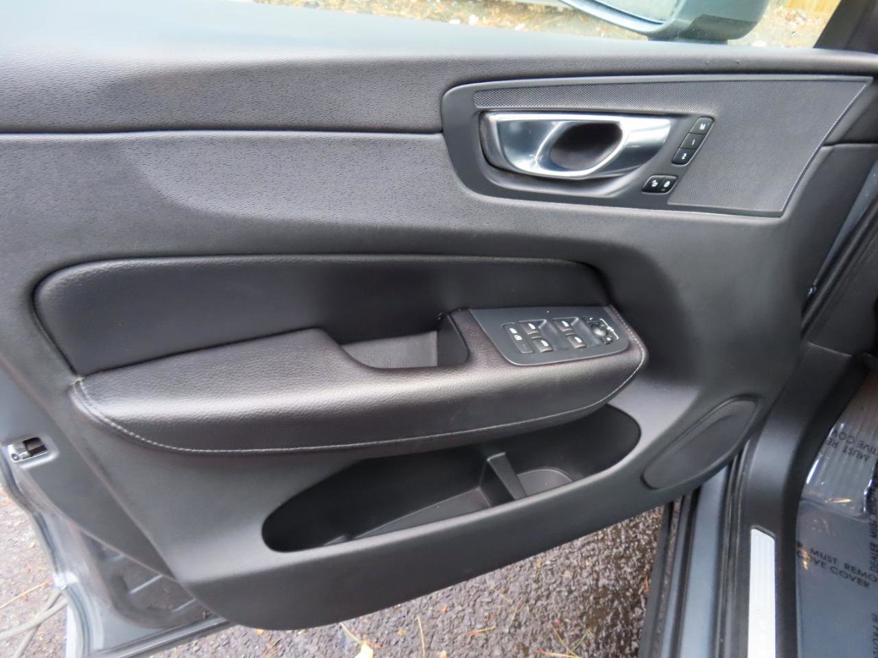 Used 2019 Volvo XC60 T6 Momentum w/ Premium Package image 8