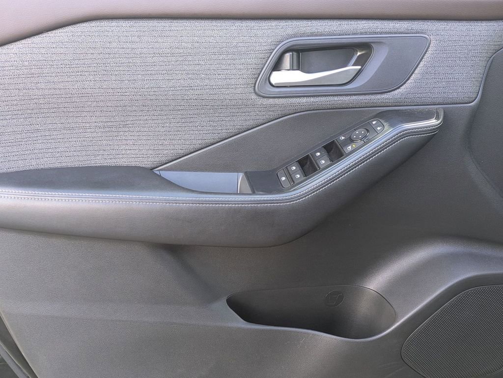 Used 2023 Nissan Rogue SV image 11