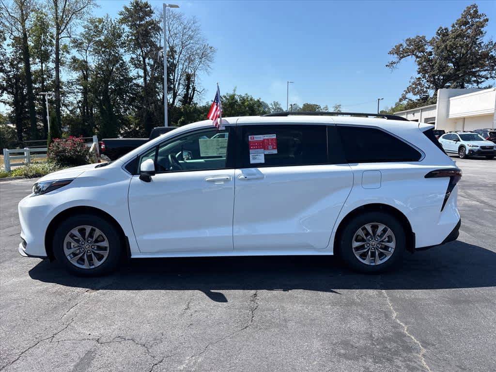 New 2026 Toyota Sienna LE FWD image 26