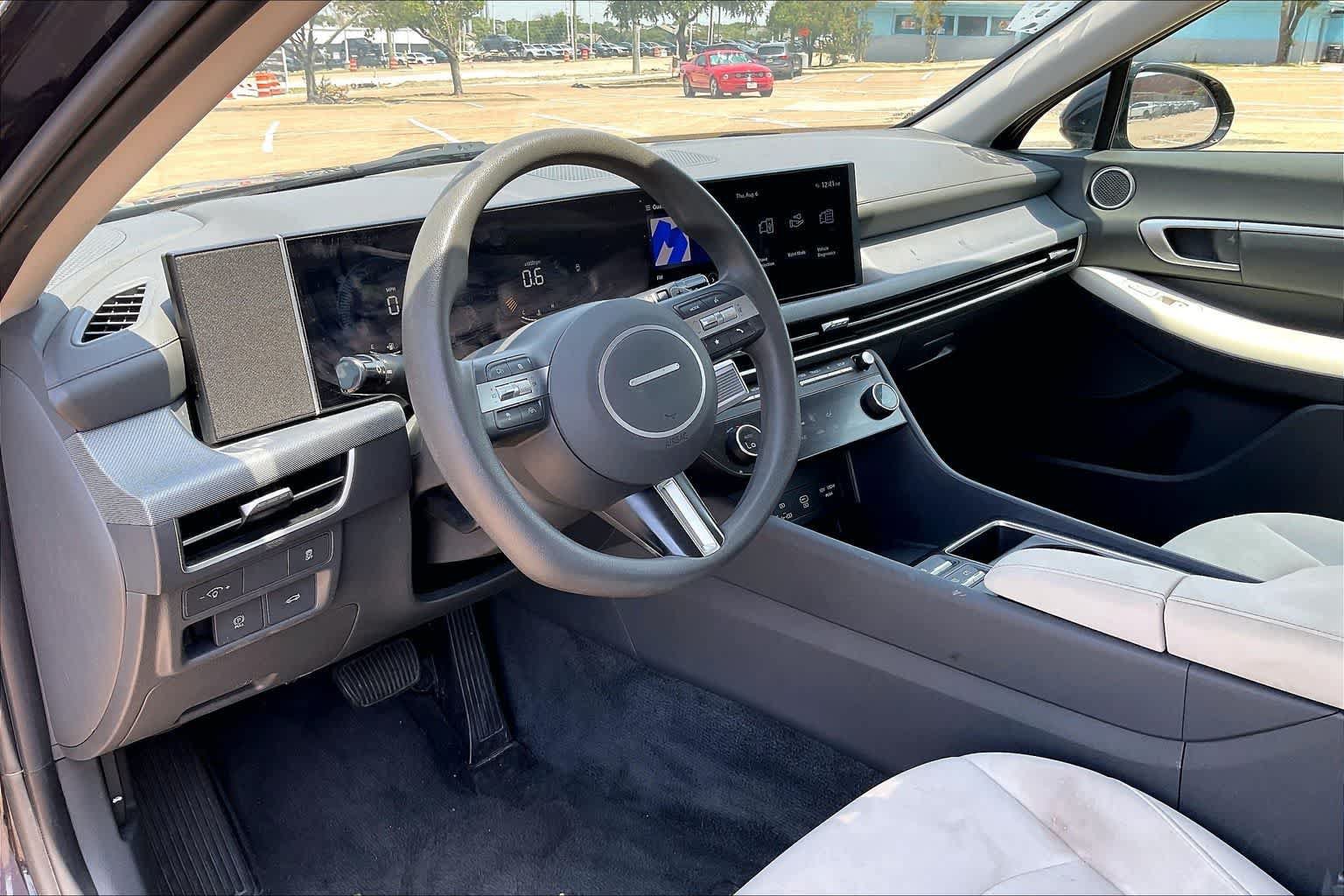 Used 2025 Hyundai Sonata SEL FWD image 2