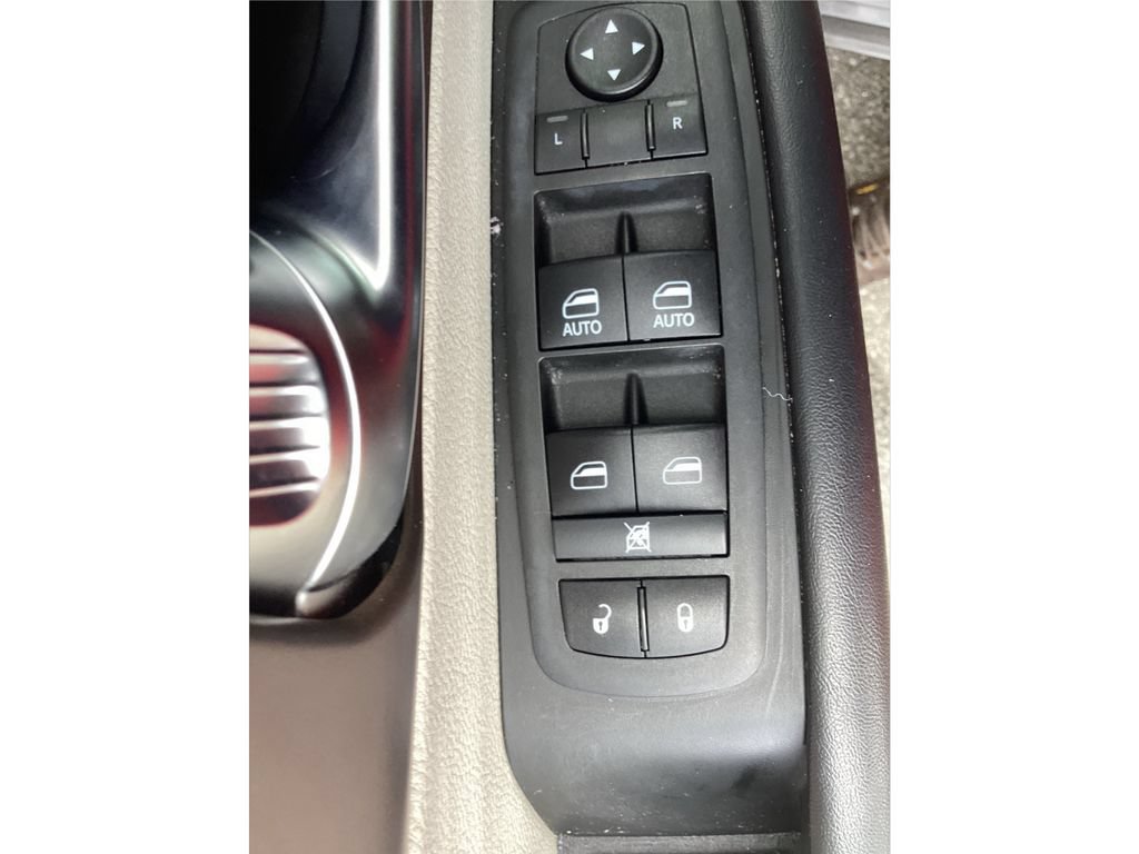 Used 2022 Chrysler Voyager LX FWD image 34