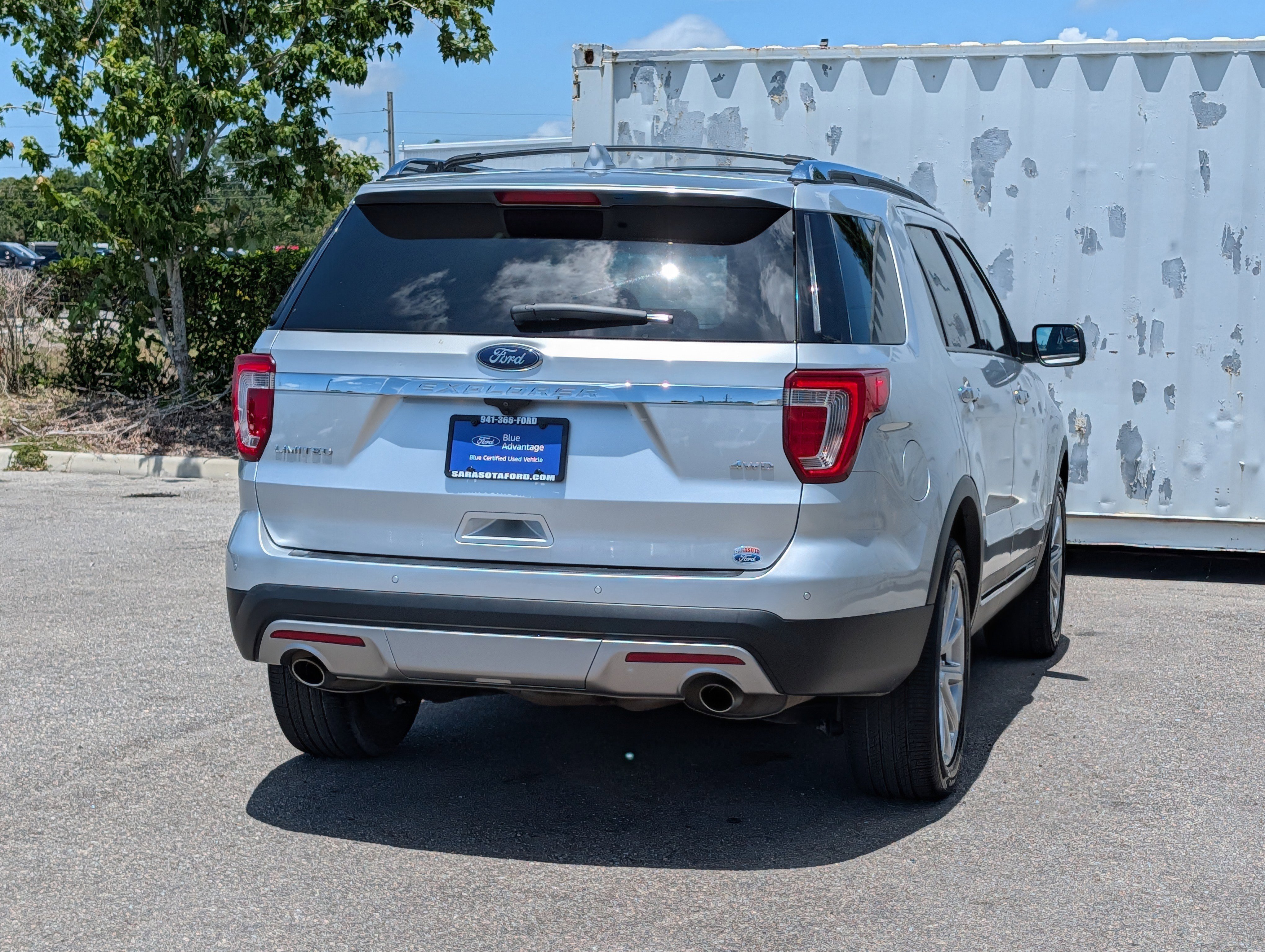 Certified 2017 Ford Explorer Limited AWD/4WD image 4