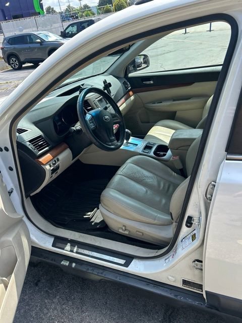 Used 2013 Subaru Outback 2.5i Limited w/ Moonroof Pkg AWD/4WD image 13