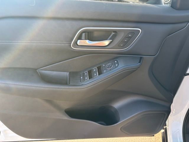 New 2026 Nissan Rogue Platinum w/ Tech Package AWD/4WD image 8