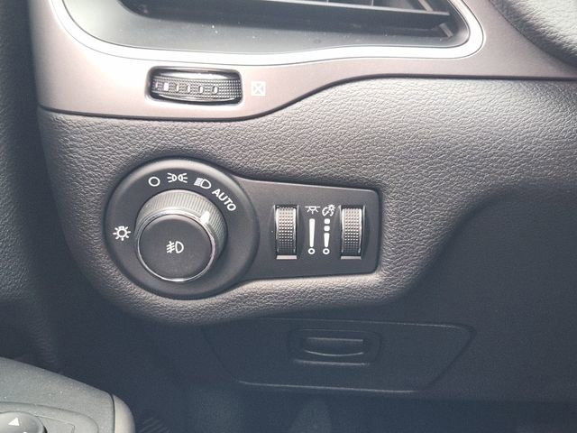 Used 2020 Jeep Cherokee Latitude Plus FWD image 23