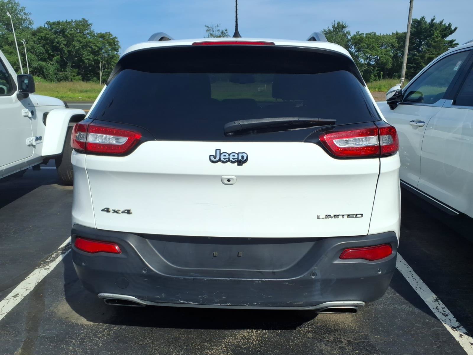 Used 2017 Jeep Cherokee Limited AWD/4WD image 6