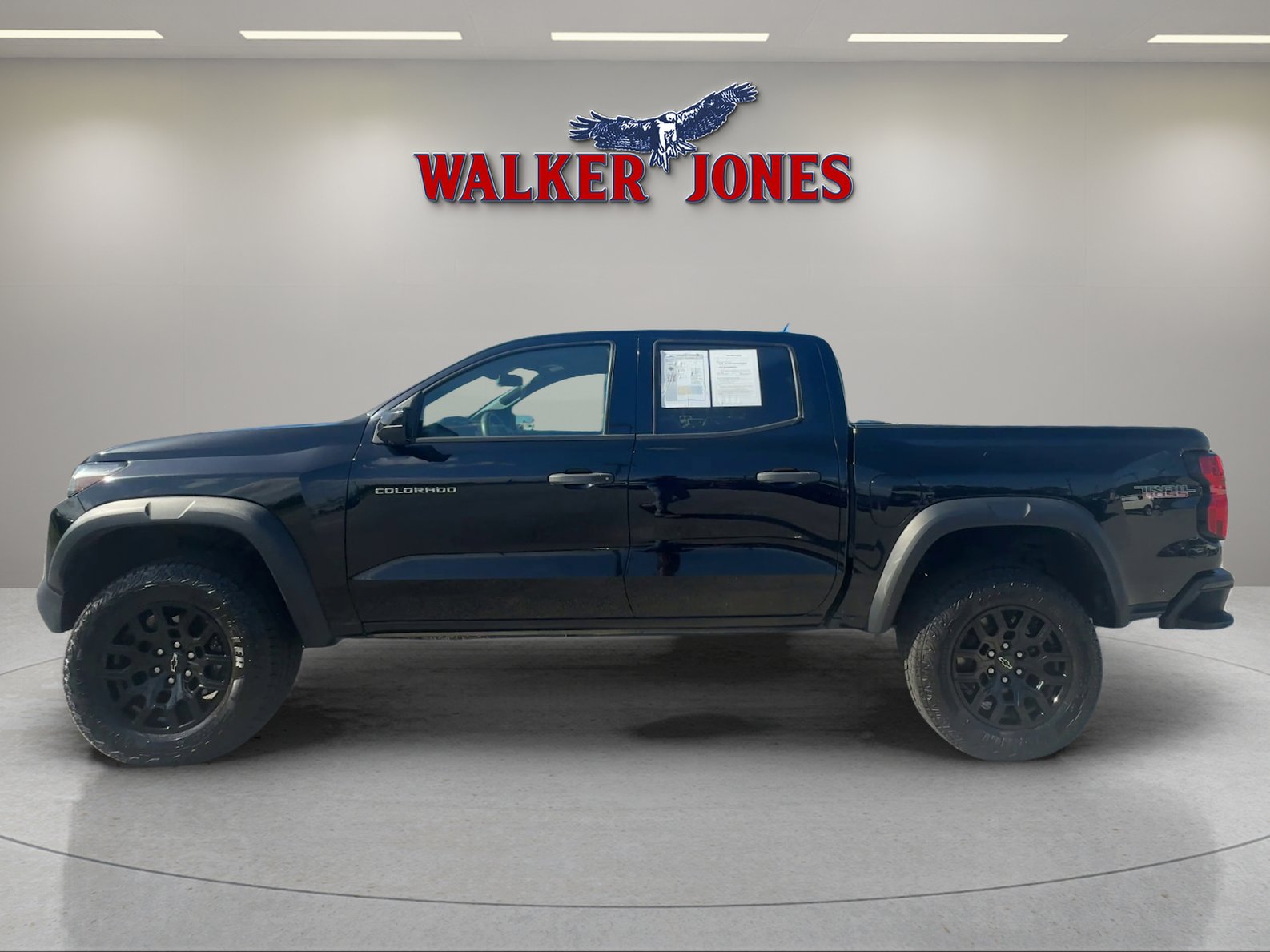 Used 2024 Chevrolet Colorado Trail Boss w/ Technology Package AWD/4WD image 3