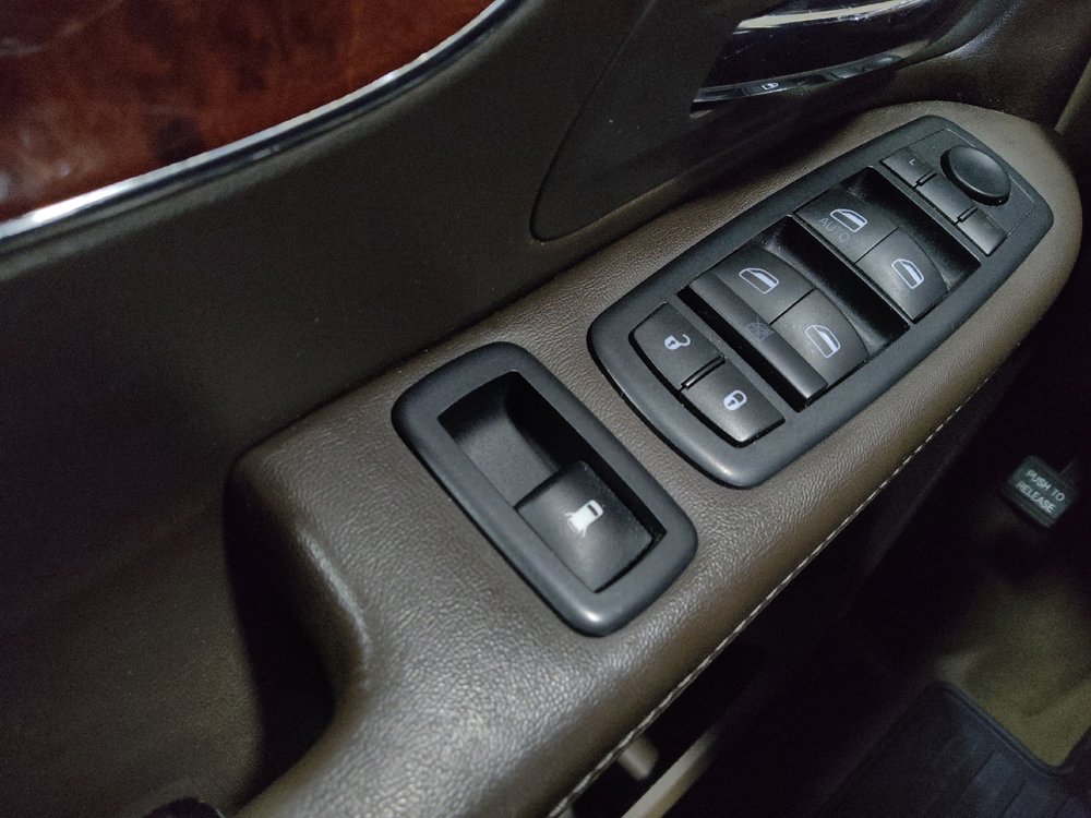 Used 2016 Chrysler Town & Country Touring w/ Driver Convenience Group image 27