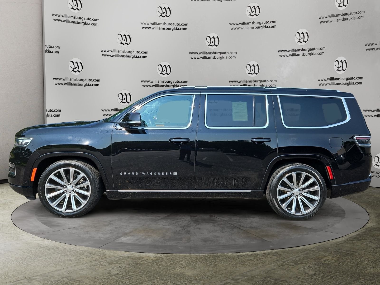Used 2022 Jeep Grand Wagoneer Series II AWD/4WD image 2