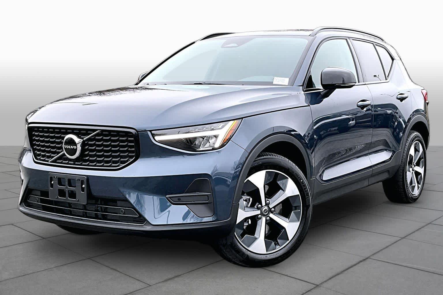 Used 2026 Volvo XC40 B5 Core w/ Climate Package AWD/4WD image 2