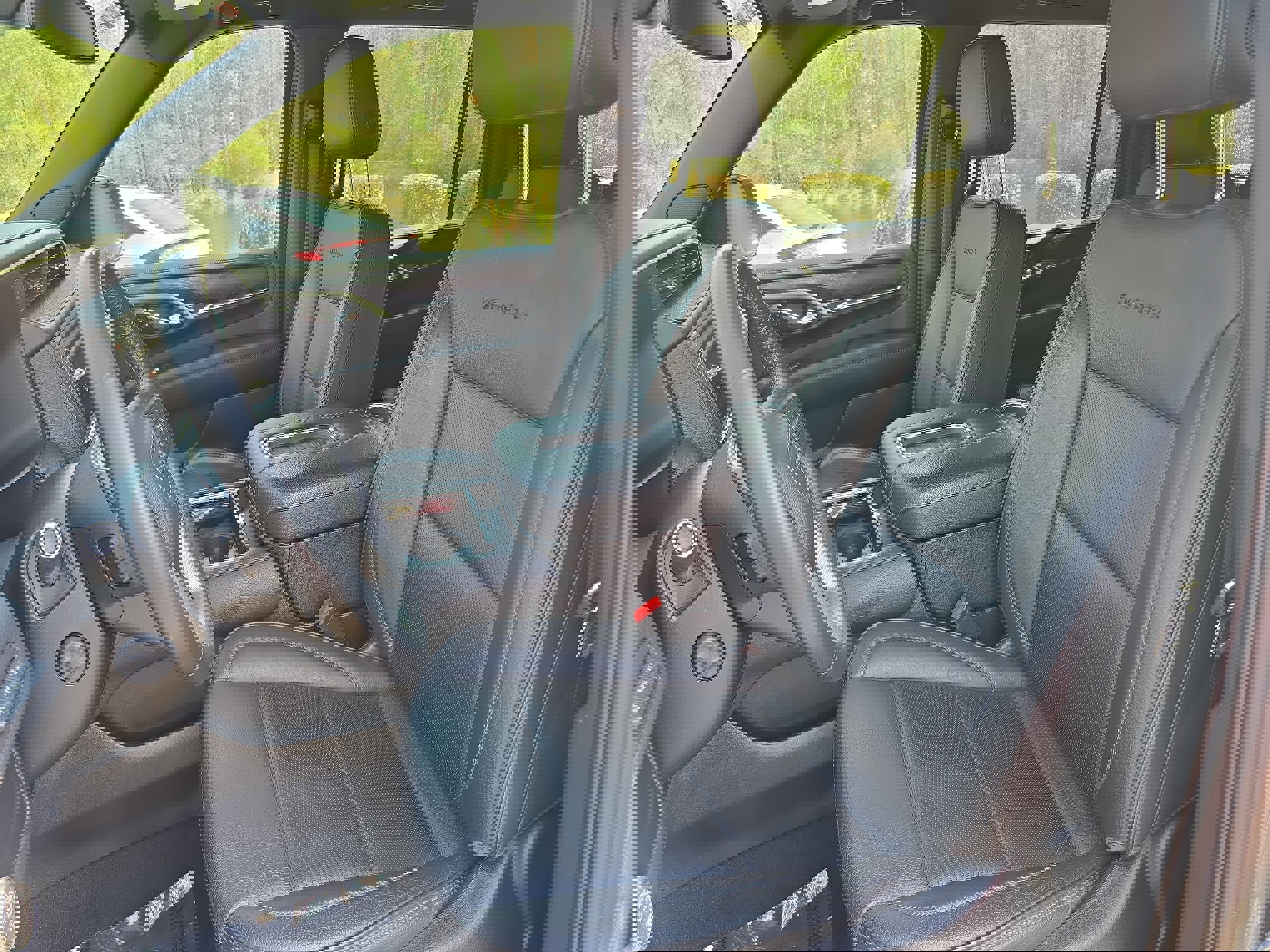 Used 2022 GMC Yukon XL Denali AWD/4WD image 16