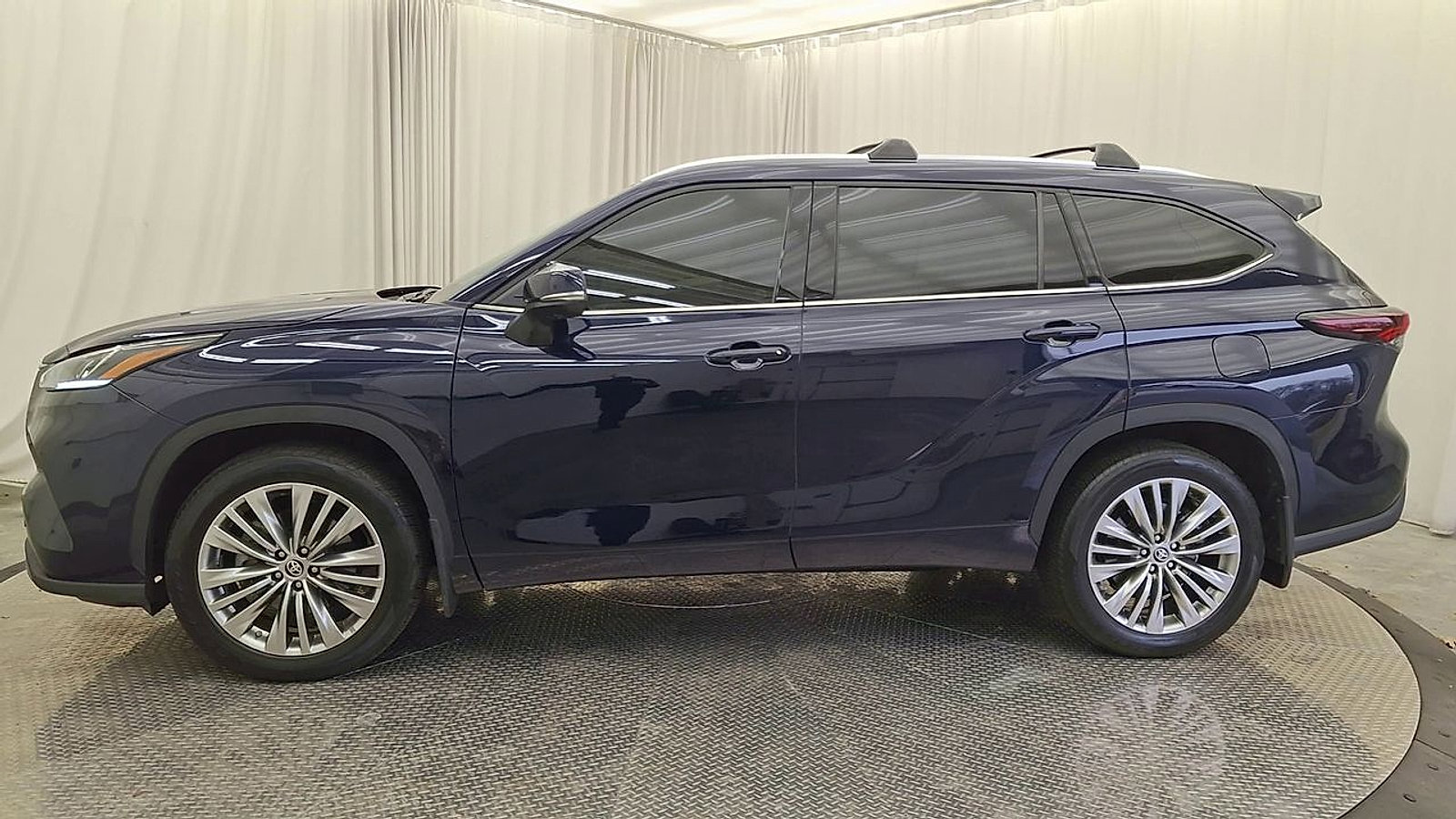 Used 2024 Toyota Highlander Platinum image 8