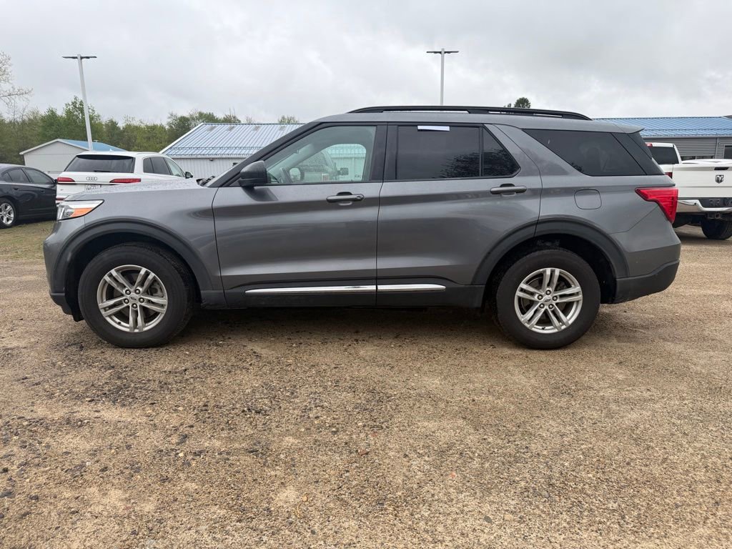 Used 2022 Ford Explorer XLT w/ Equipment Group 202A AWD/4WD image 2