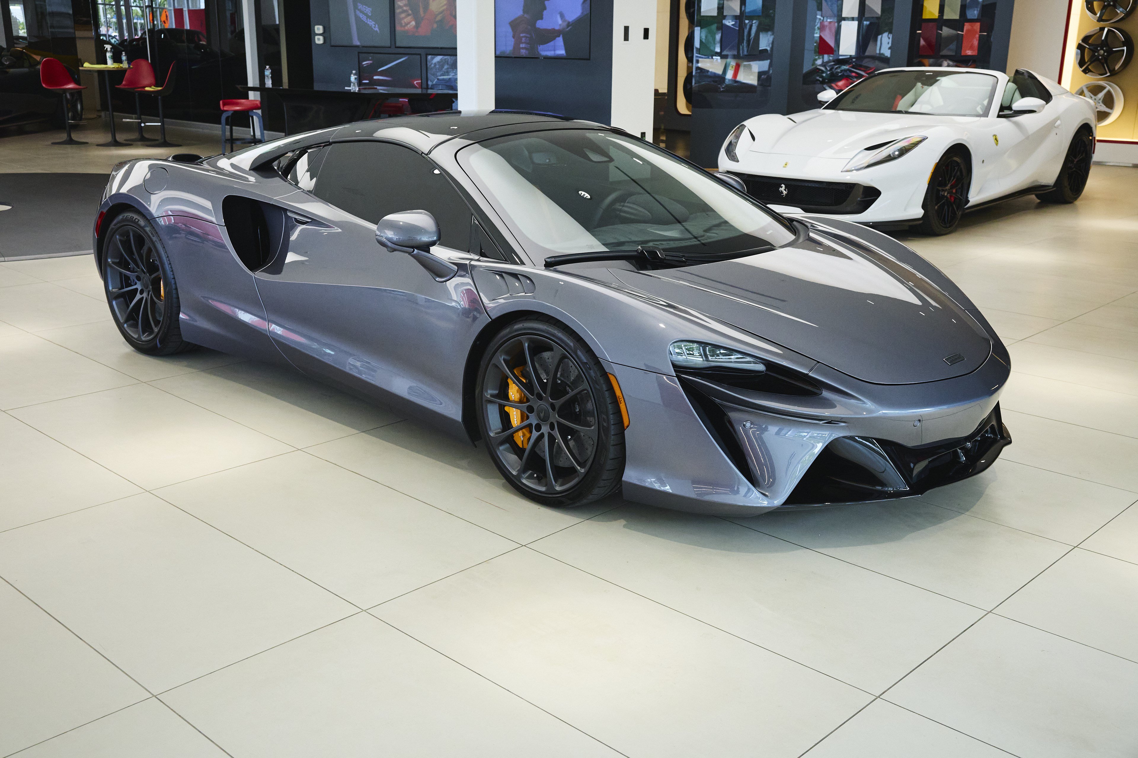 Used 2025 McLaren Artura Spider RWD image 40
