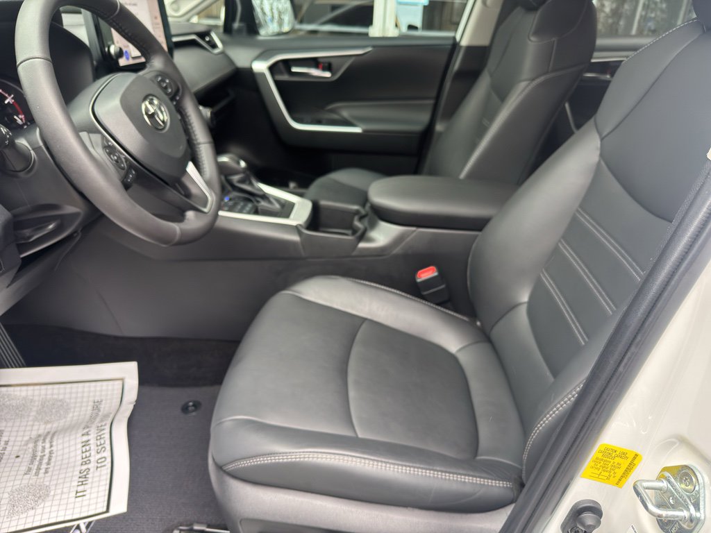Used 2023 Toyota RAV4 XLE Premium image 5