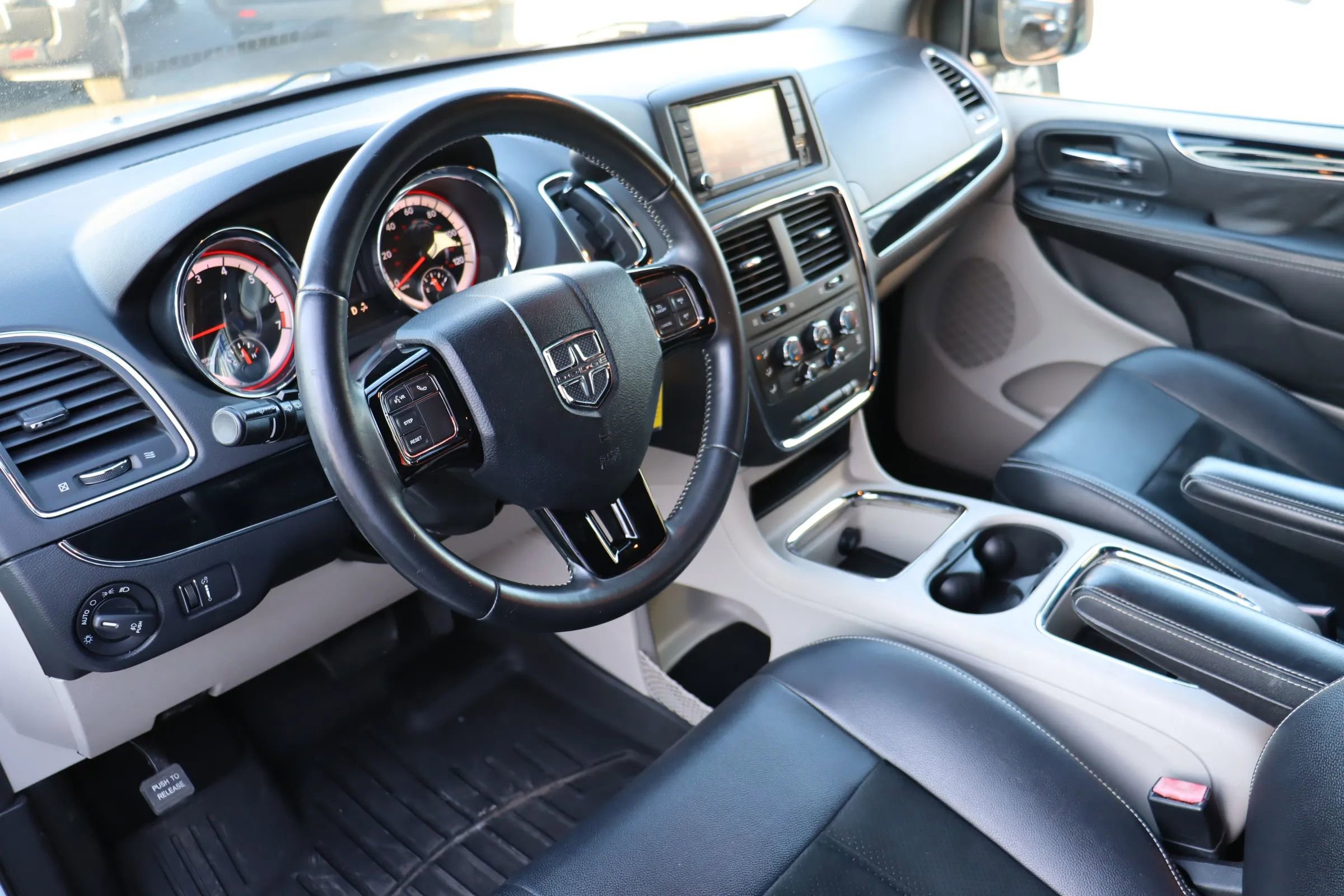 Used 2017 Dodge Grand Caravan SXT image 2