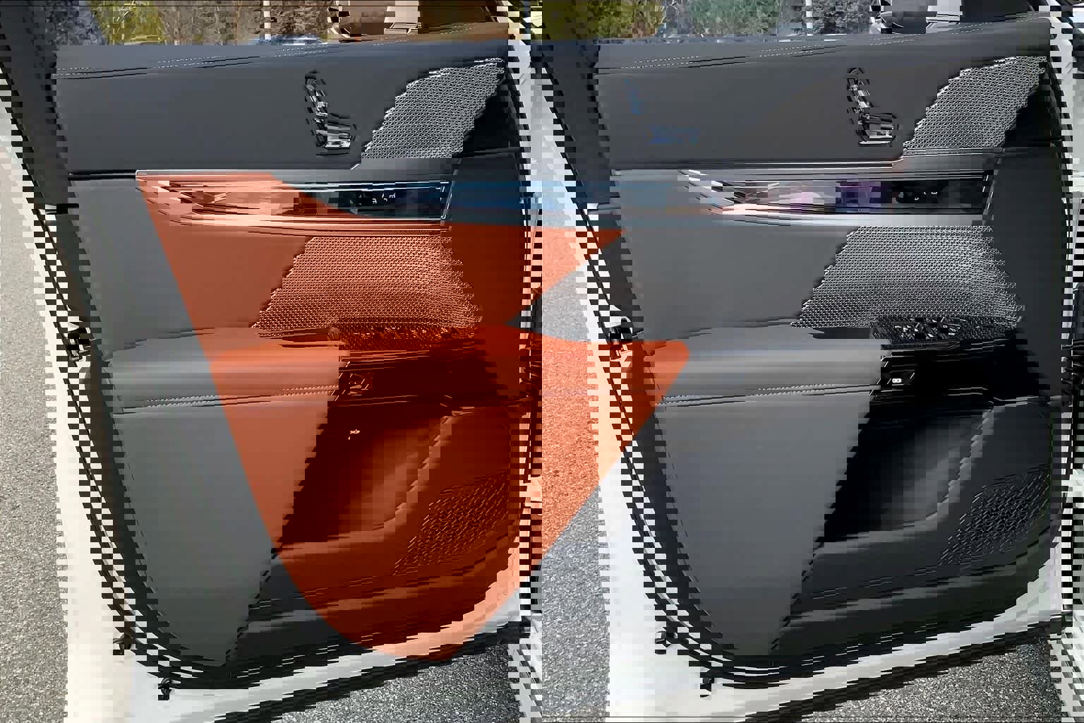 Certified 2024 BMW i7 xDrive60 w/ Premium Package 2 image 10