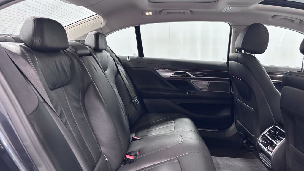 Used 2018 BMW 740i xDrive AWD/4WD image 25