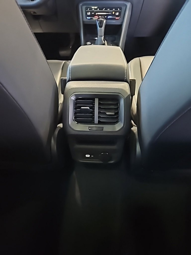 Used 2024 Volkswagen Tiguan SE w/ Panoramic Sunroof Package image 17