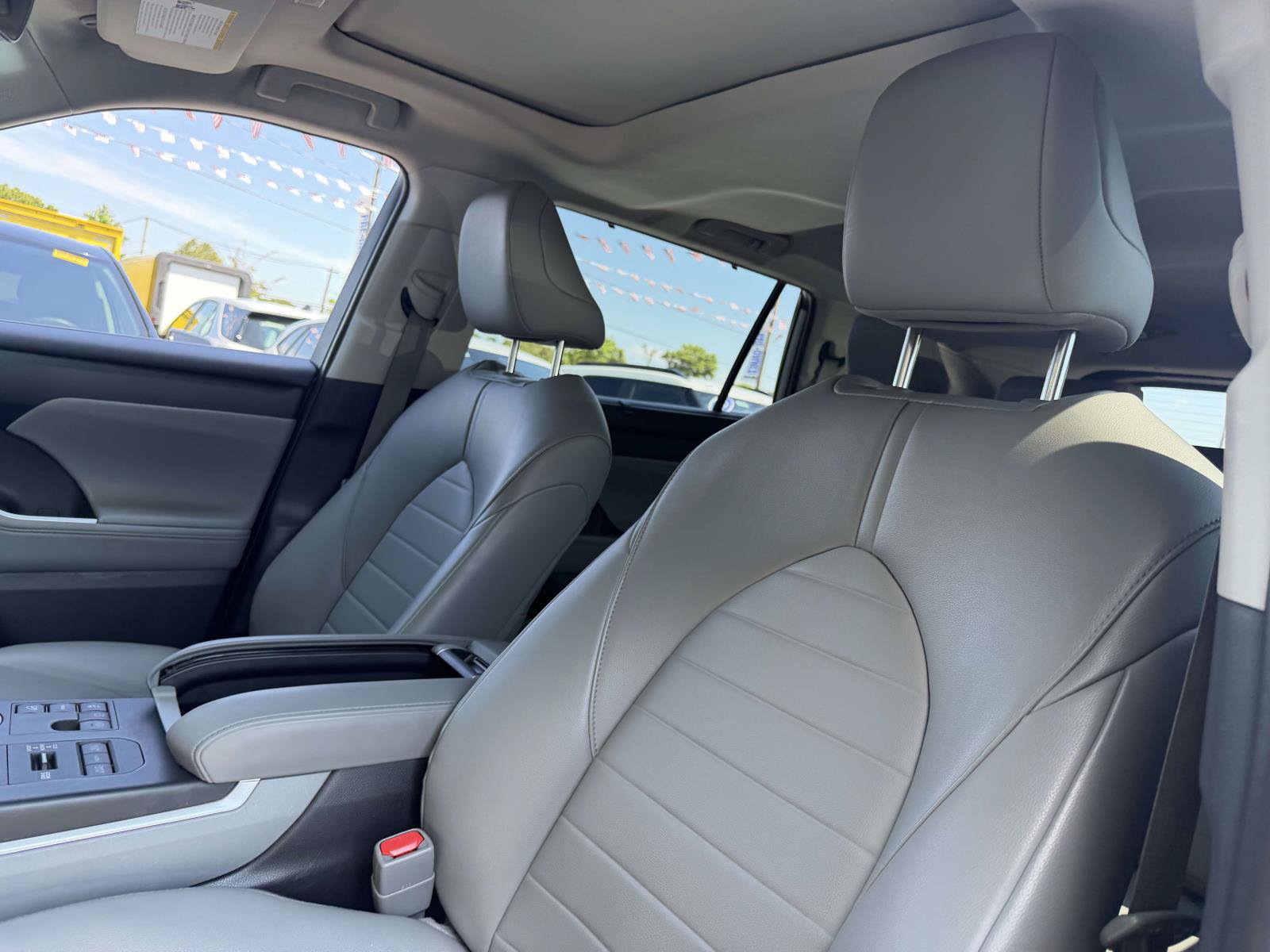 Used 2023 Toyota Highlander XLE AWD/4WD image 10
