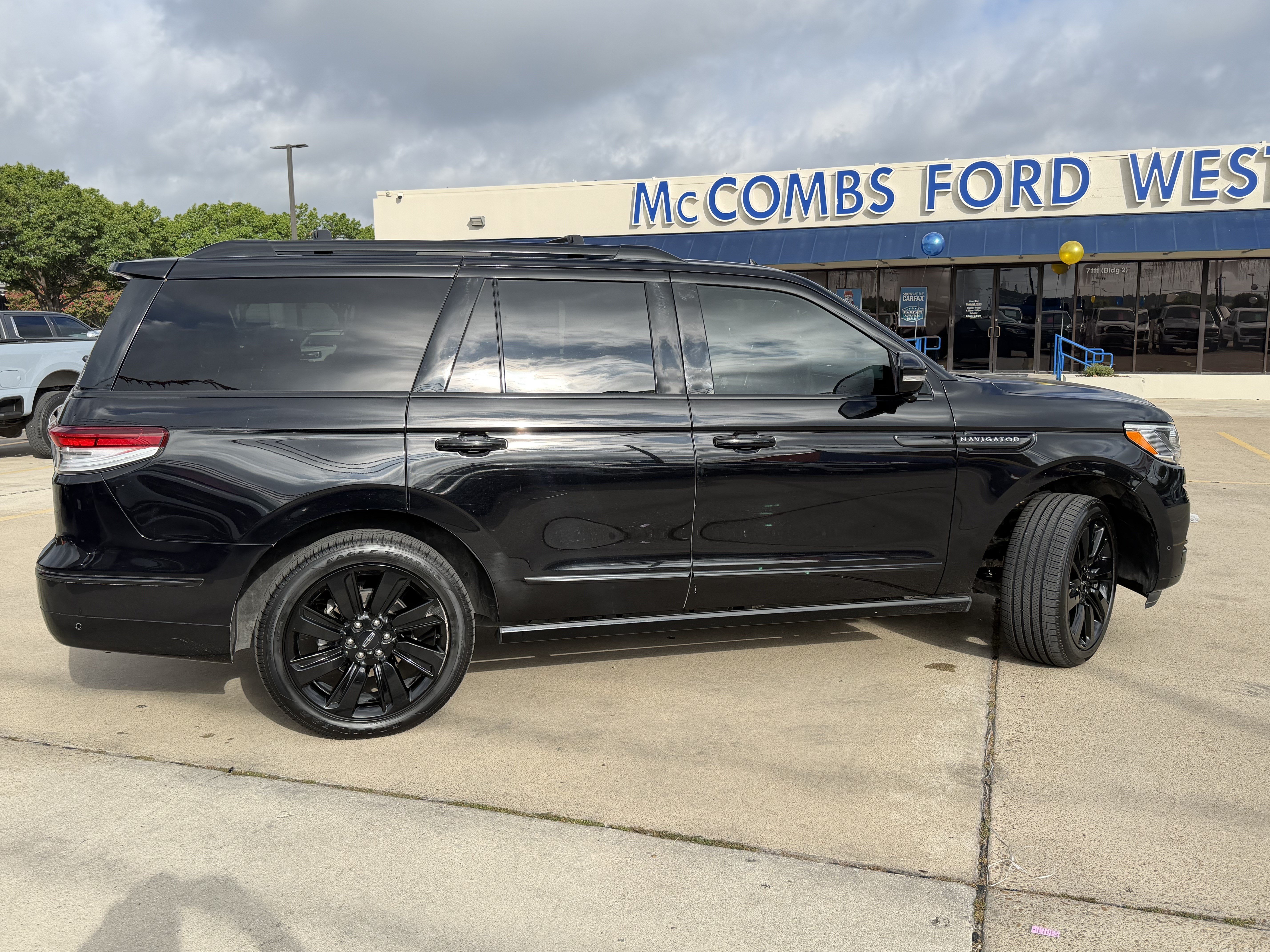 Used 2023 Lincoln Navigator Reserve AWD/4WD image 5