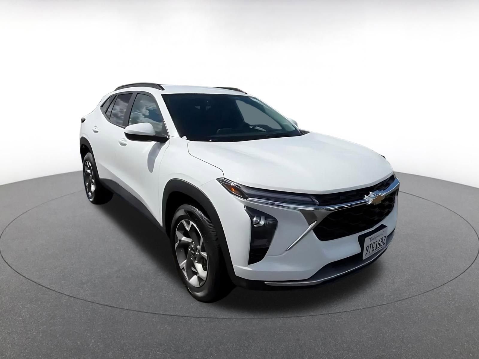 Used 2025 Chevrolet Trax LT FWD image 3