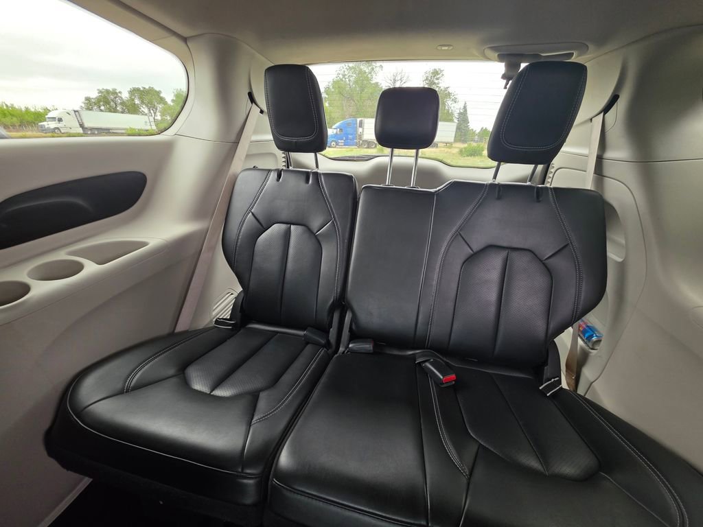 Used 2023 Chrysler Pacifica Touring-L FWD image 14