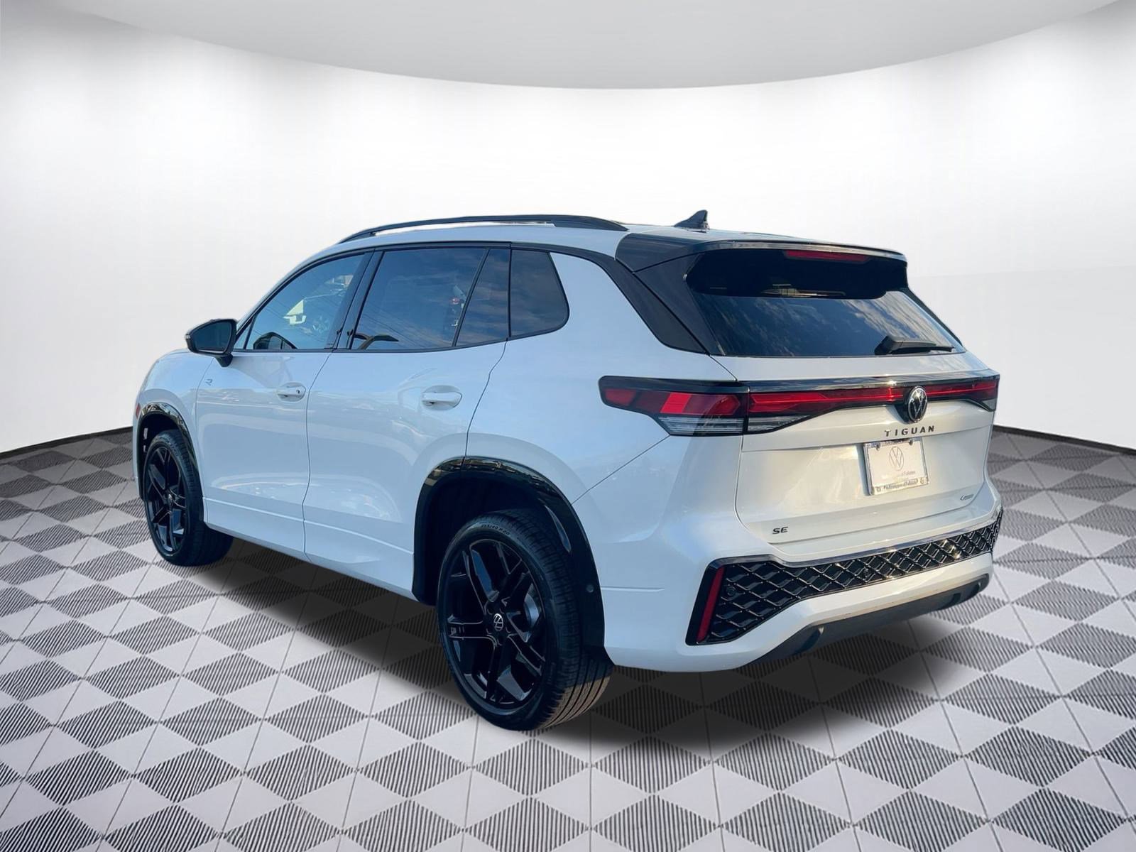 New 2026 Volkswagen Tiguan SE R-Line image 3