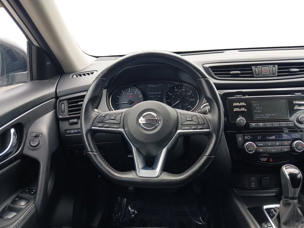 Used 2017 Nissan Rogue SV FWD image 12