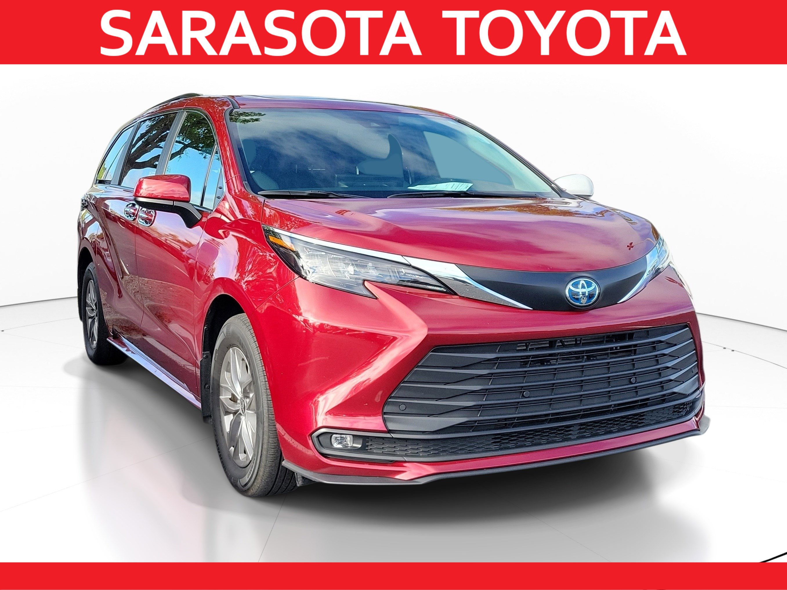 Used 2025 Toyota Sienna XLE image 1