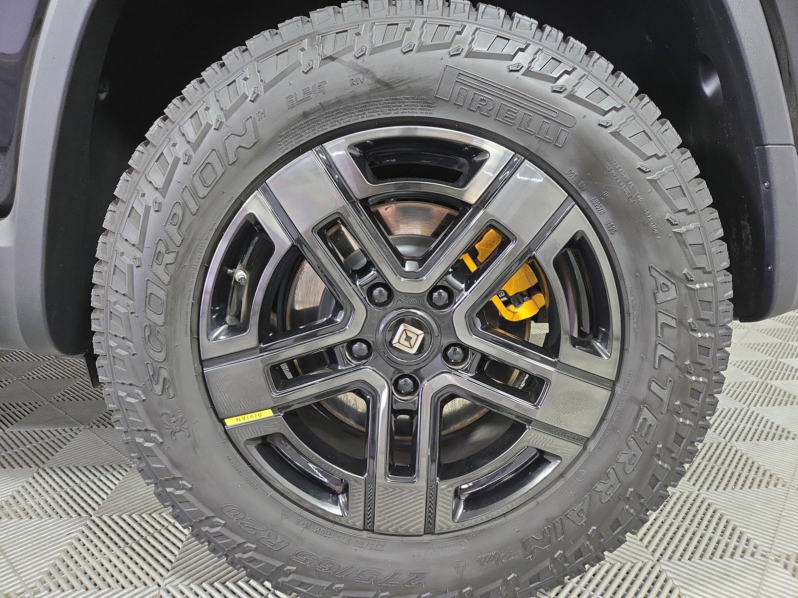 Used 2024 Rivian R1S Adventure image 10