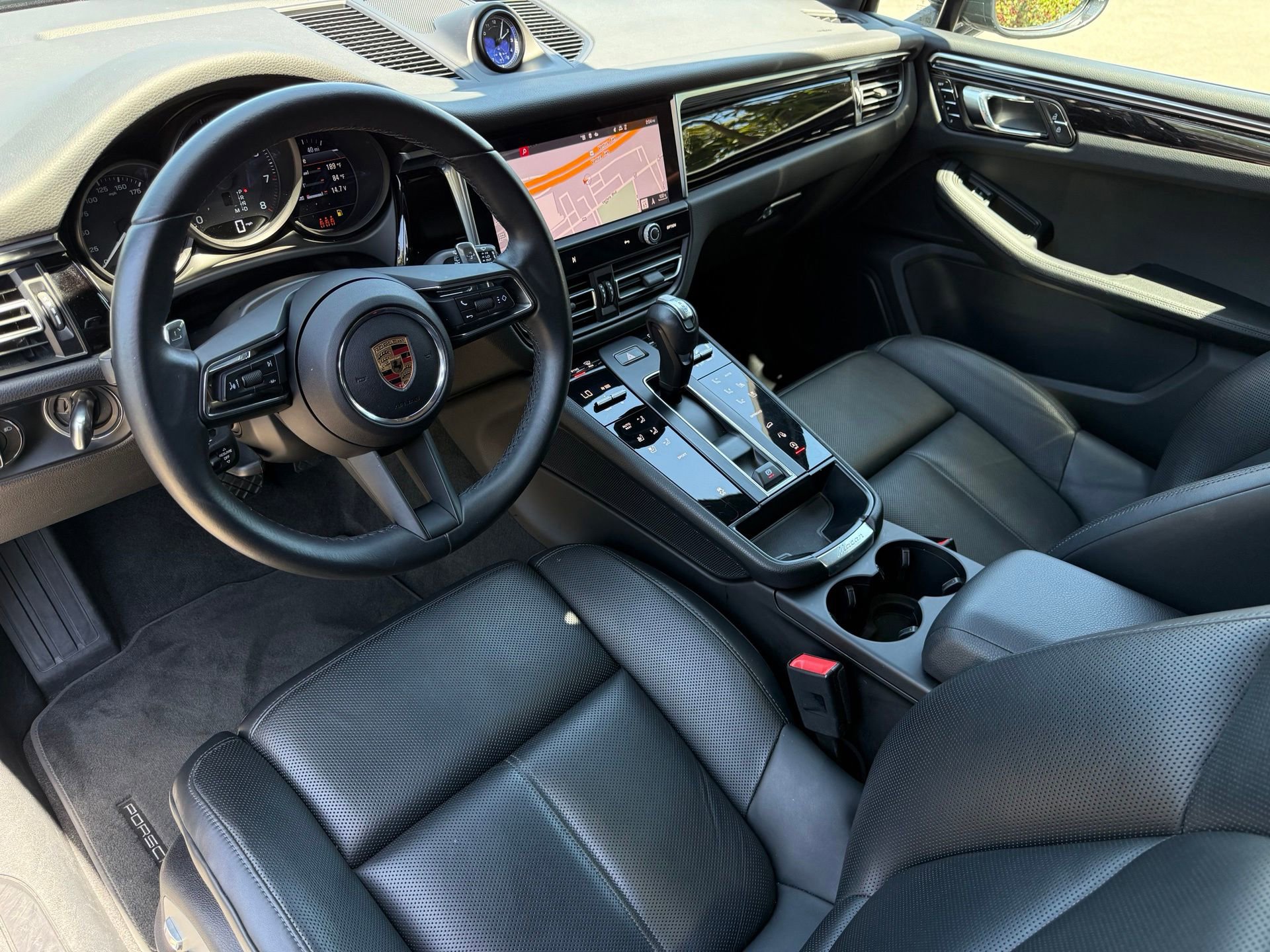 Certified 2024 Porsche Macan AWD/4WD image 4