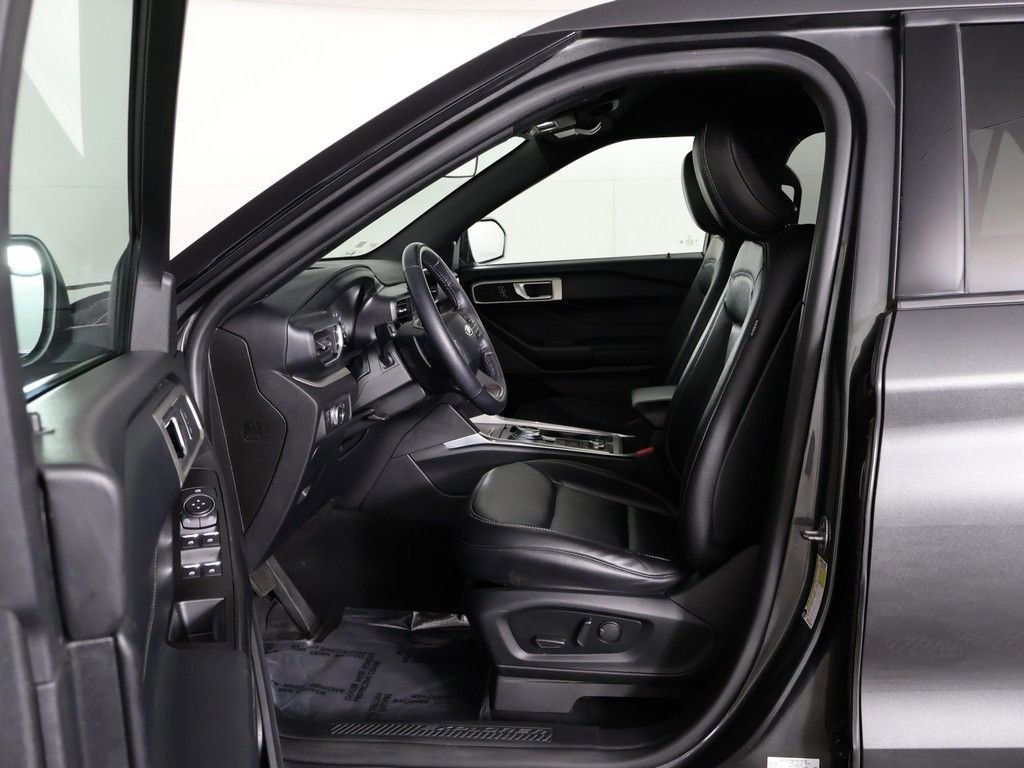 Used 2020 Ford Explorer XLT w/ Equipment Group 202A AWD/4WD image 29