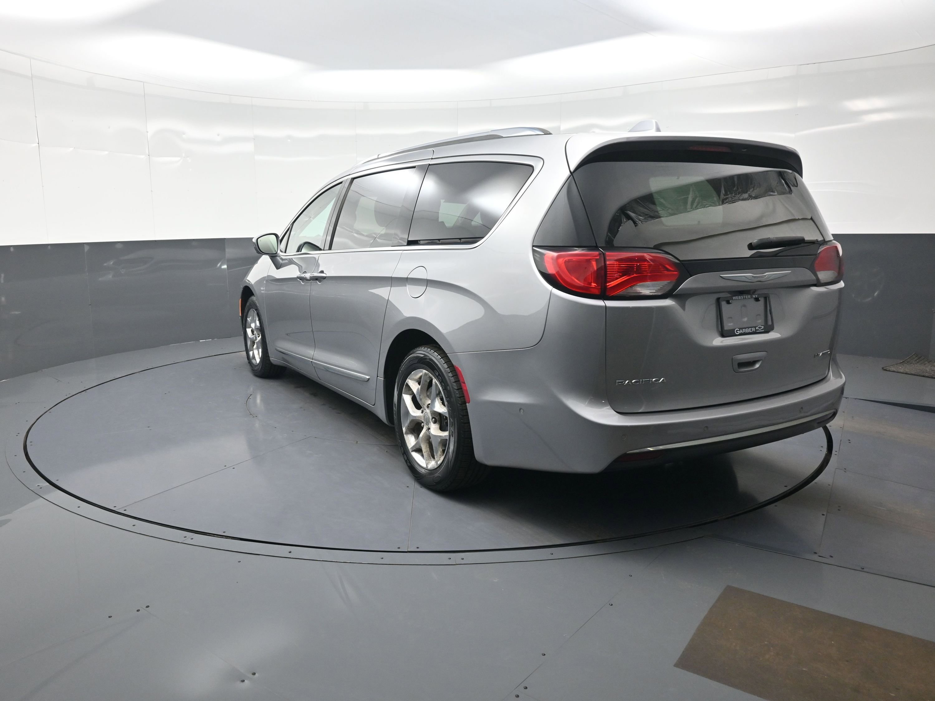 Used 2017 Chrysler Pacifica Limited w/ UConnect Theater Package image 5