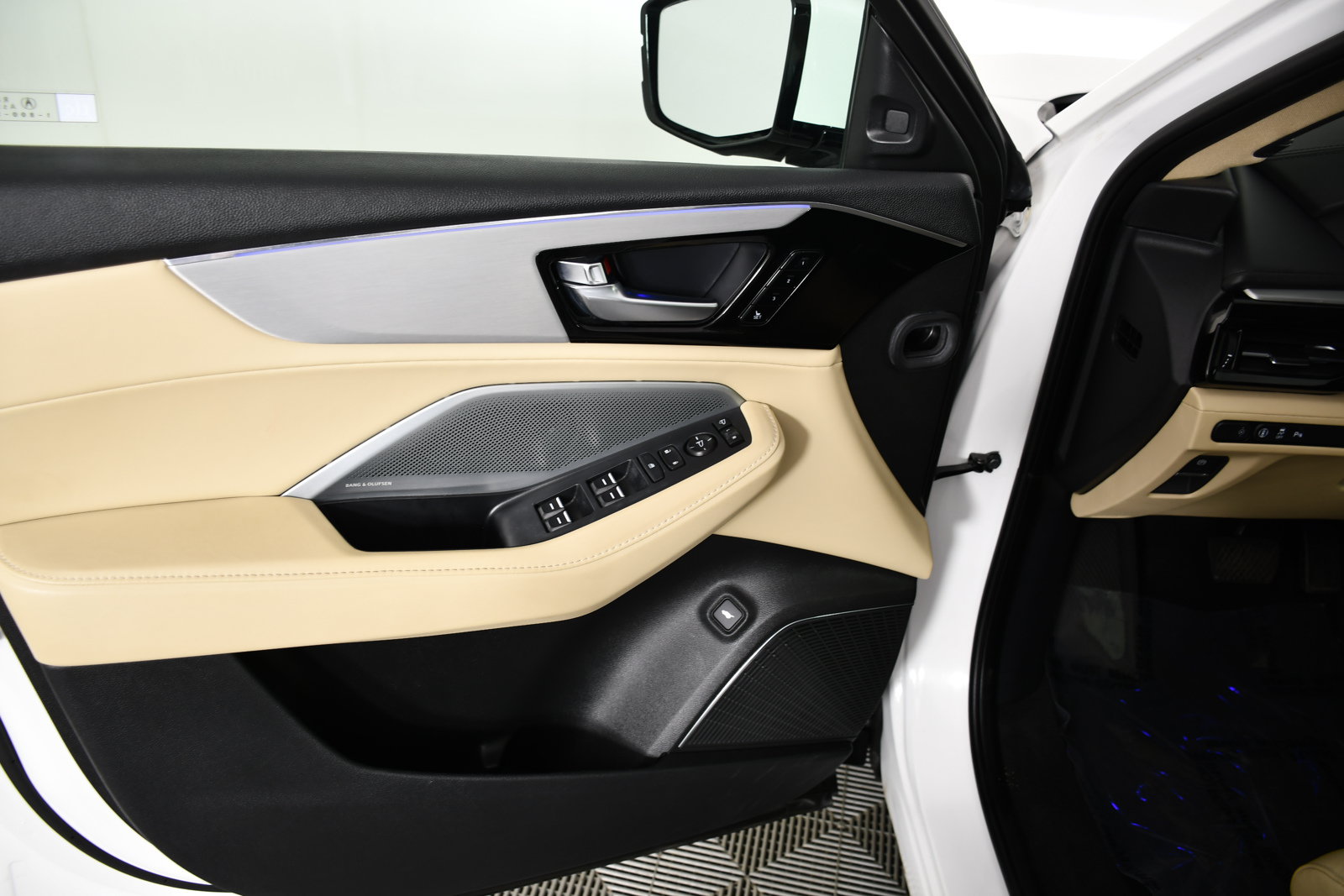 Certified 2025 Acura MDX SH-AWD w/ Technology Package image 36